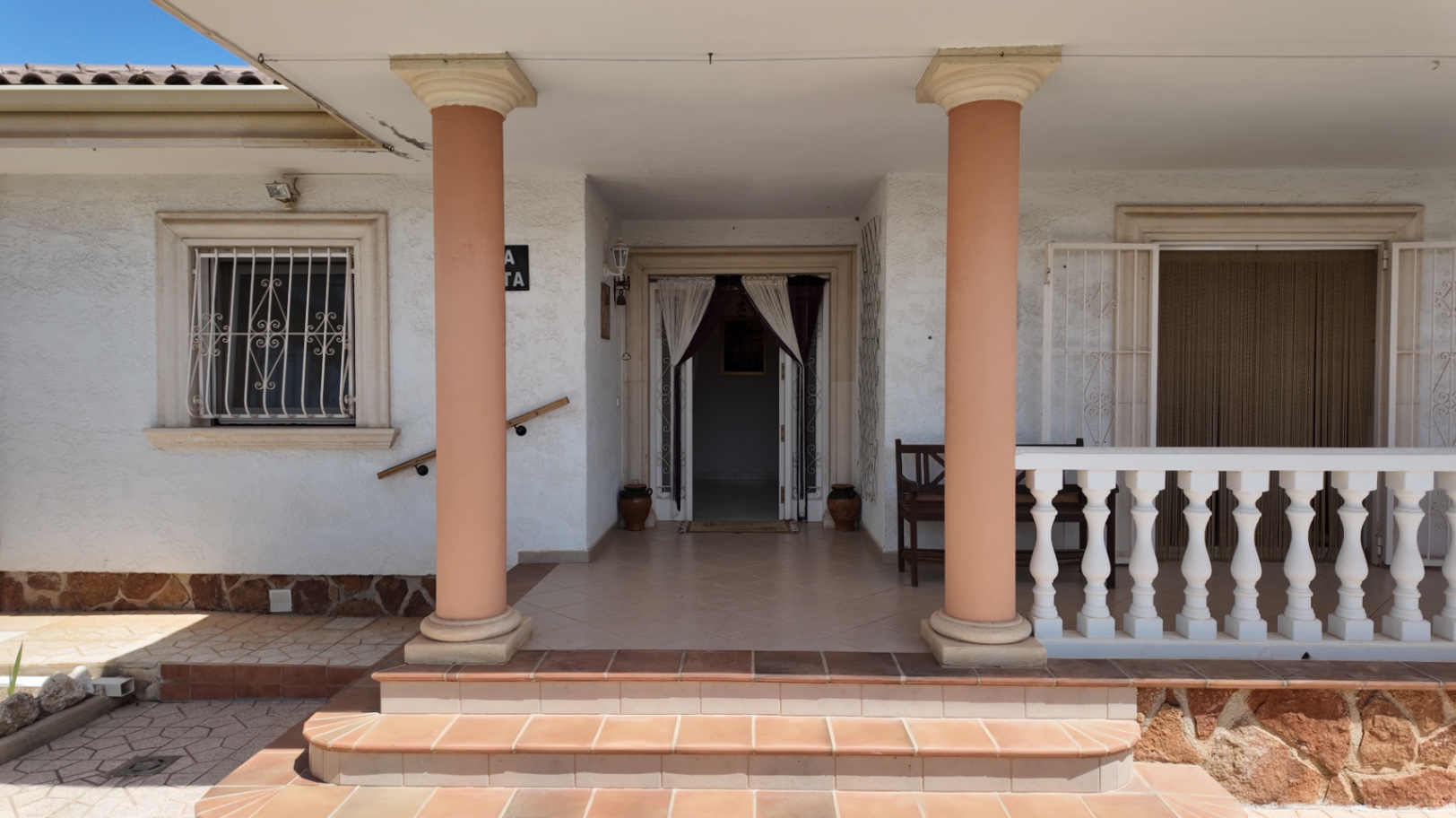 Villa independiente de una planta en La Nucía con vistas al mar y a la montaña