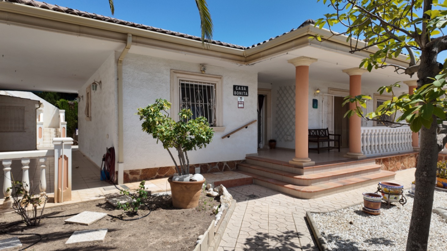 Villa independiente de una planta en La Nucía con vistas al mar y a la montaña