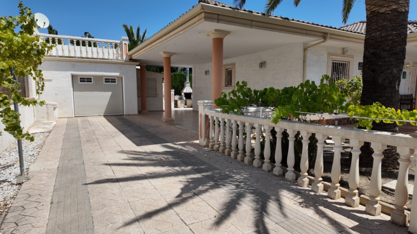Villa independiente de una planta en La Nucía con vistas al mar y a la montaña