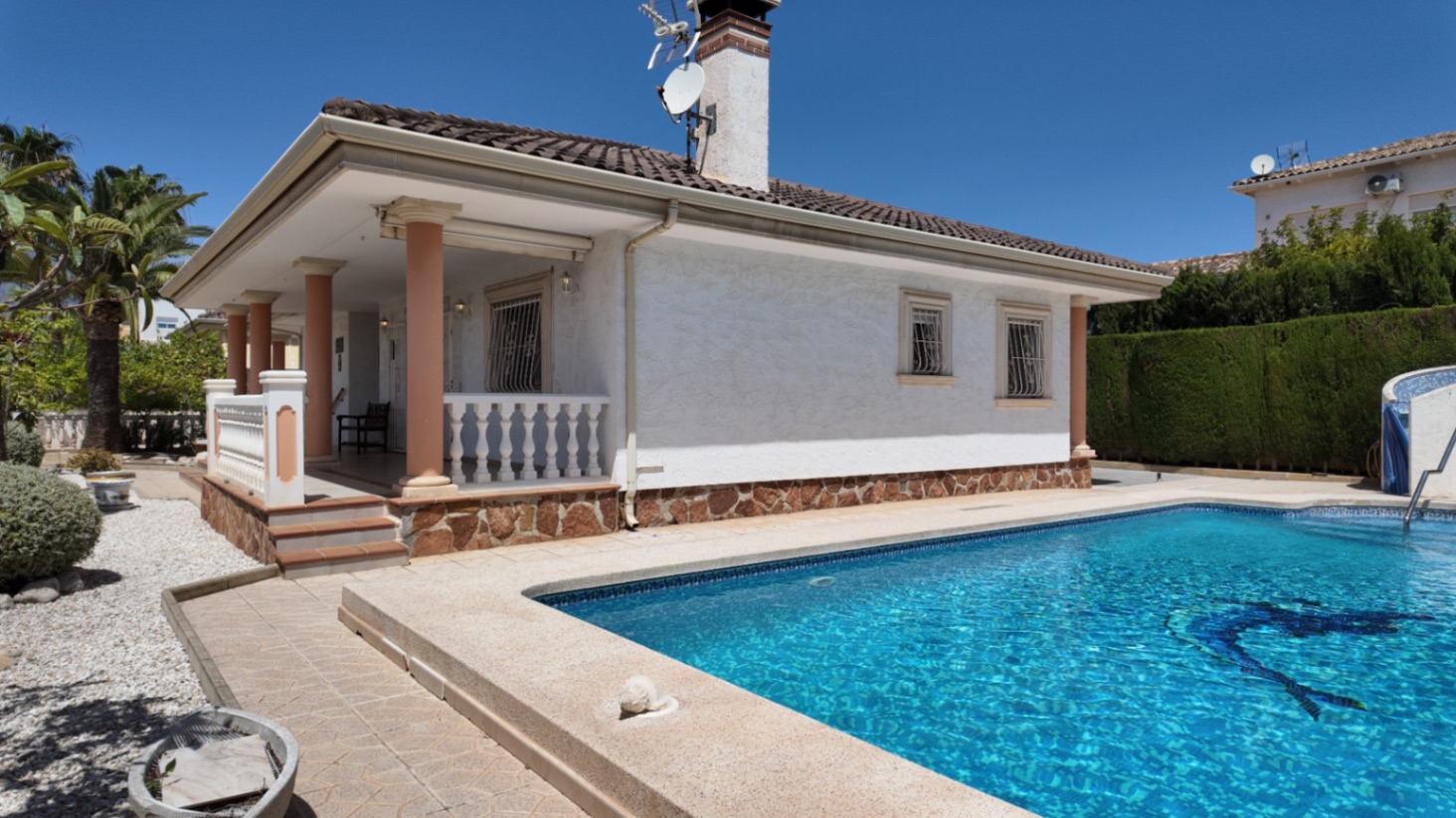 Villa independiente de una planta en La Nucía con vistas al mar y a la montaña