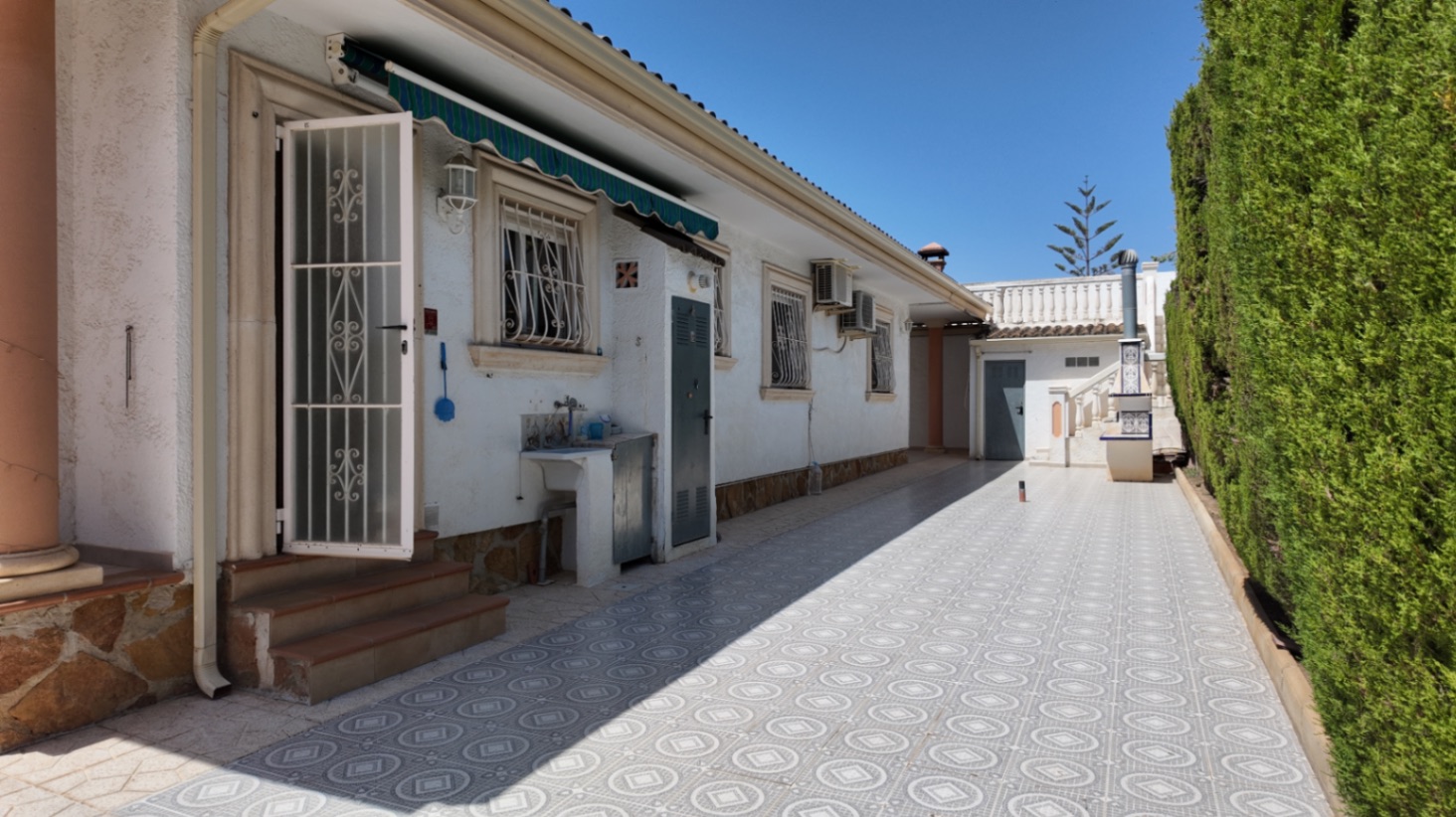 Villa independiente de una planta en La Nucía con vistas al mar y a la montaña