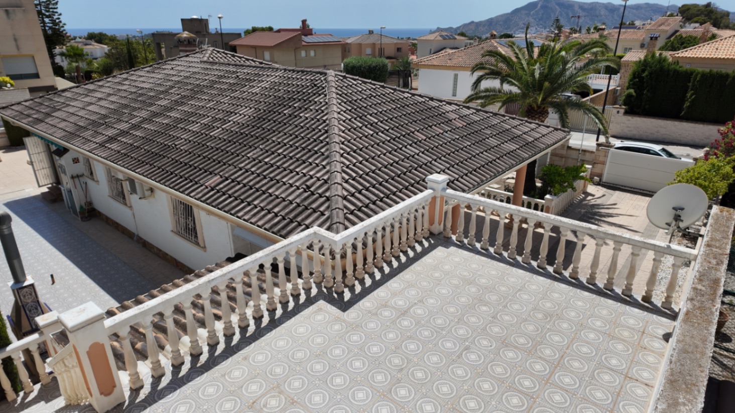 Villa independiente de una planta en La Nucía con vistas al mar y a la montaña