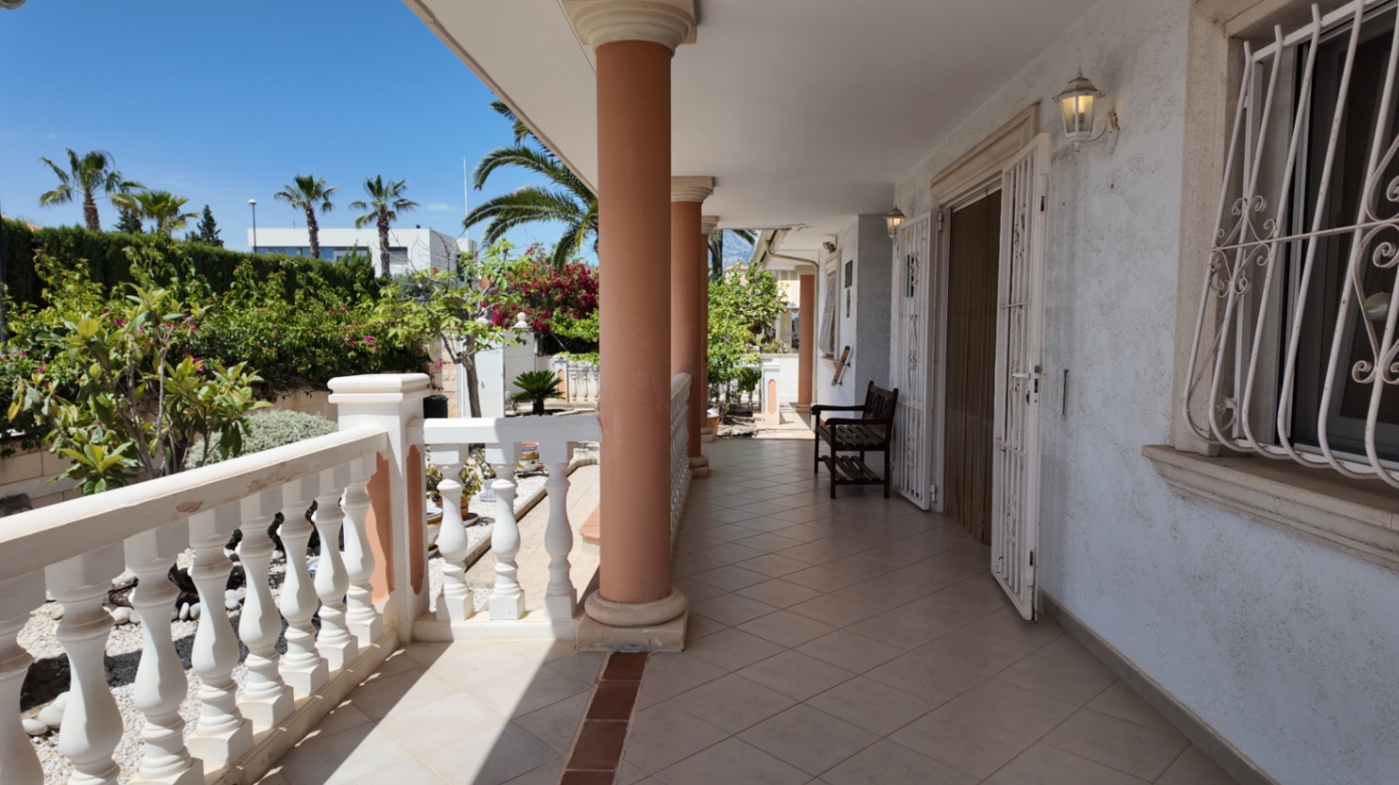 Villa independiente de una planta en La Nucía con vistas al mar y a la montaña