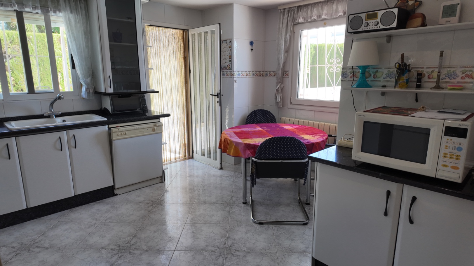 Villa independiente de una planta en La Nucía con vistas al mar y a la montaña