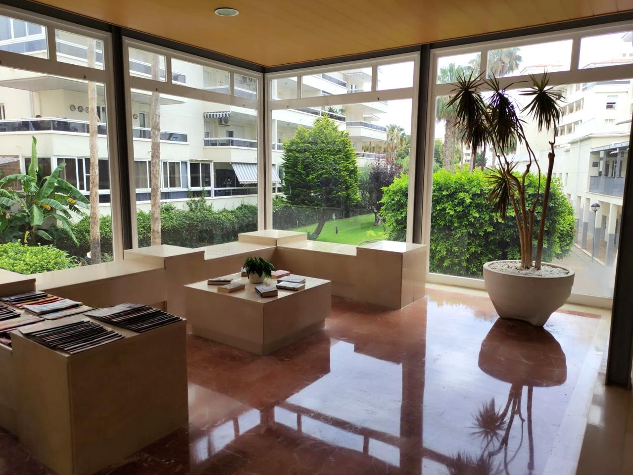 Elegante apartamento con gran terraza y dos plazas de garaje a escasos pasos de la playa de El Albir