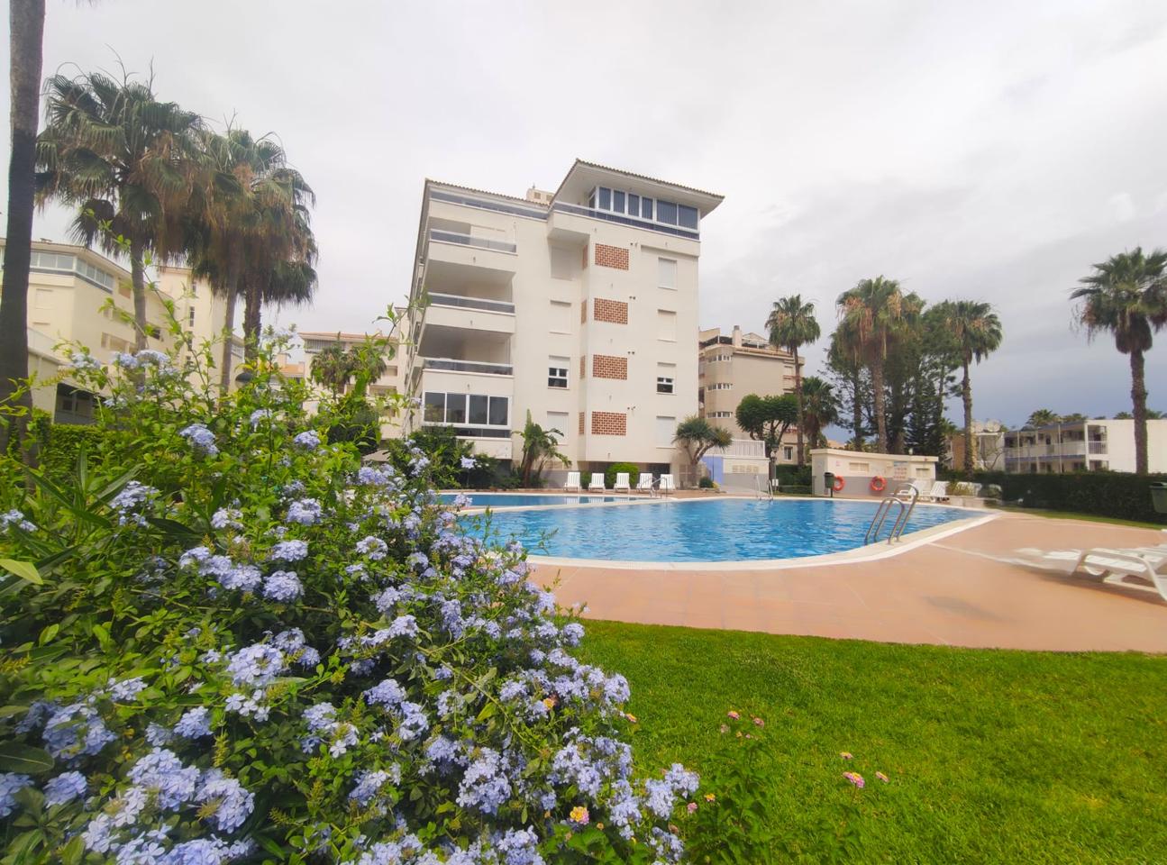 Elegante apartamento con gran terraza y dos plazas de garaje a escasos pasos de la playa de El Albir