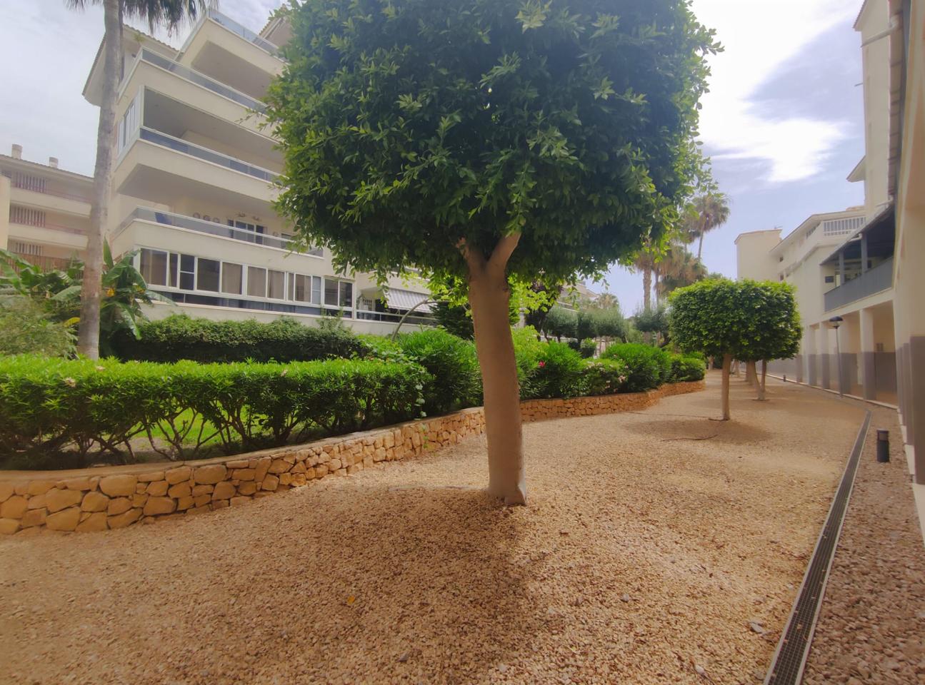Elegante apartamento con gran terraza y dos plazas de garaje a escasos pasos de la playa de El Albir