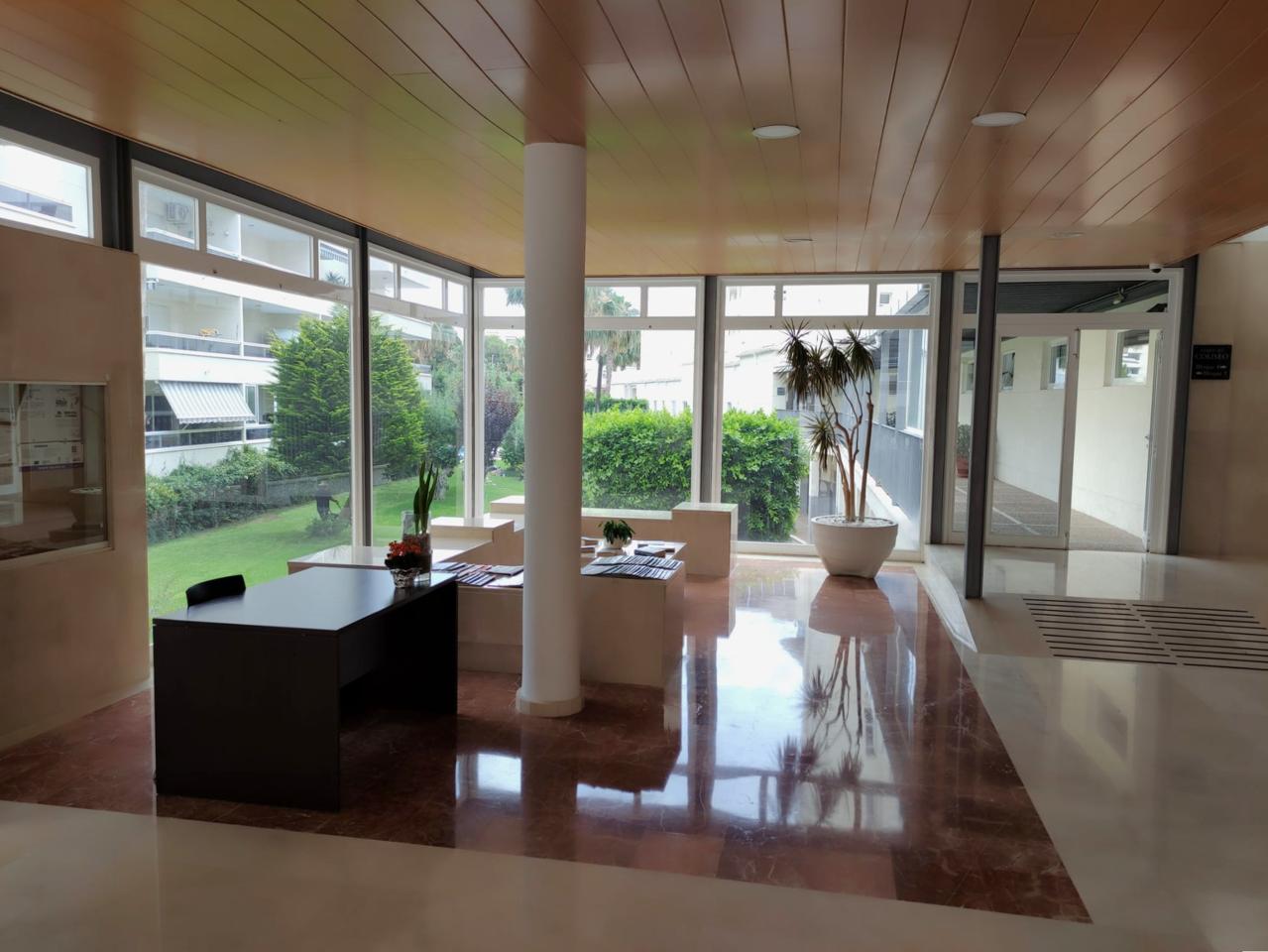 Elegante apartamento con gran terraza y dos plazas de garaje a escasos pasos de la playa de El Albir
