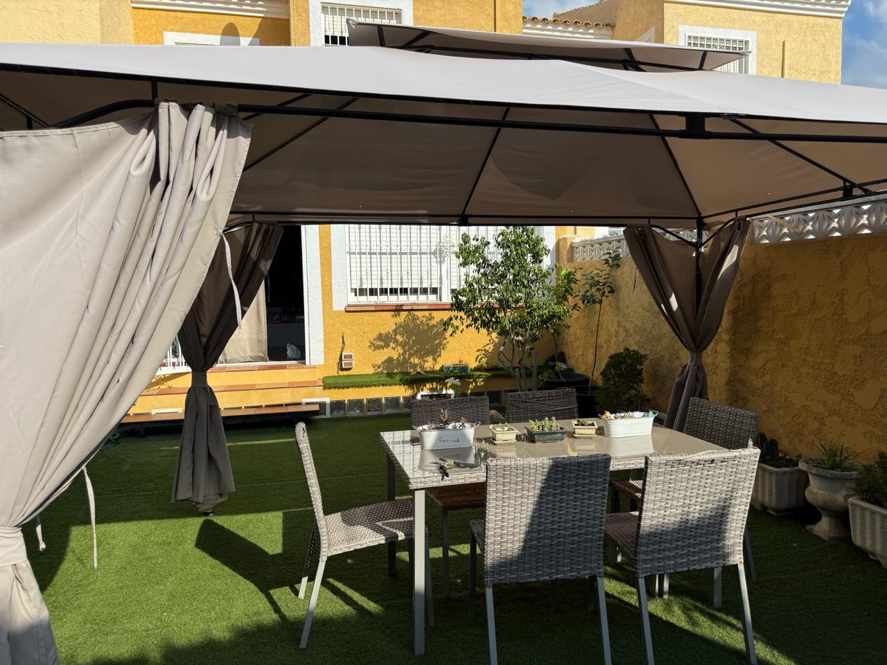 Adosado con jardín privado y piscina comunitaria cerca del centro de Alfaz del Pi