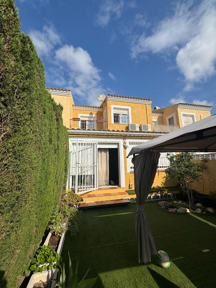 Adosado con jardín privado y piscina comunitaria cerca del centro de Alfaz del Pi