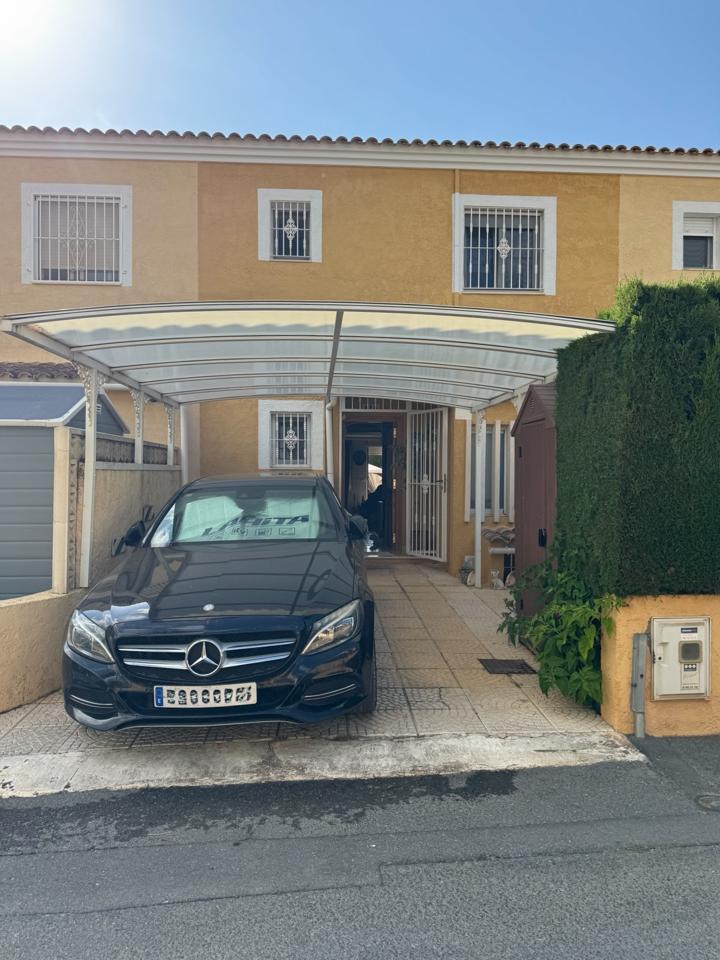 Adosado con jardín privado y piscina comunitaria cerca del centro de Alfaz del Pi