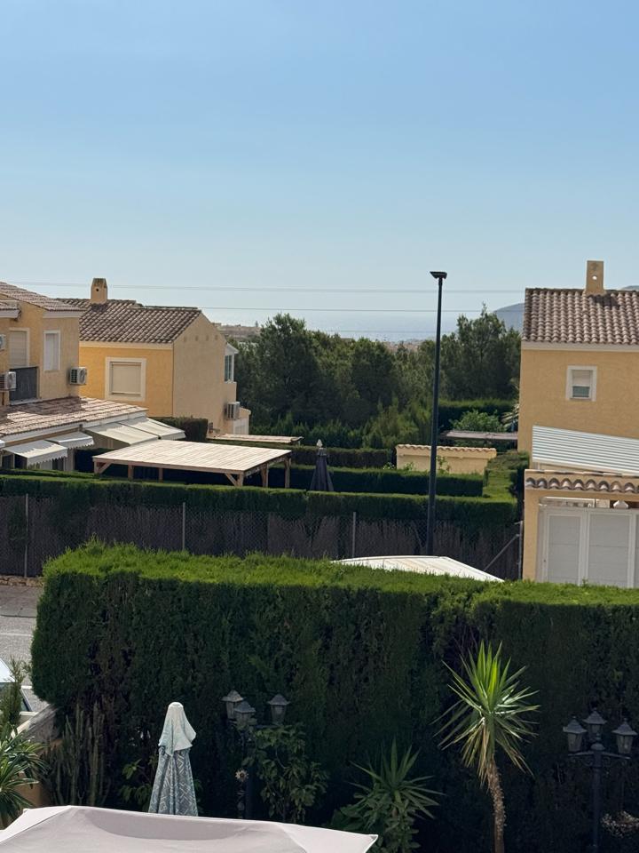 Adosado con jardín privado y piscina comunitaria cerca del centro de Alfaz del Pi