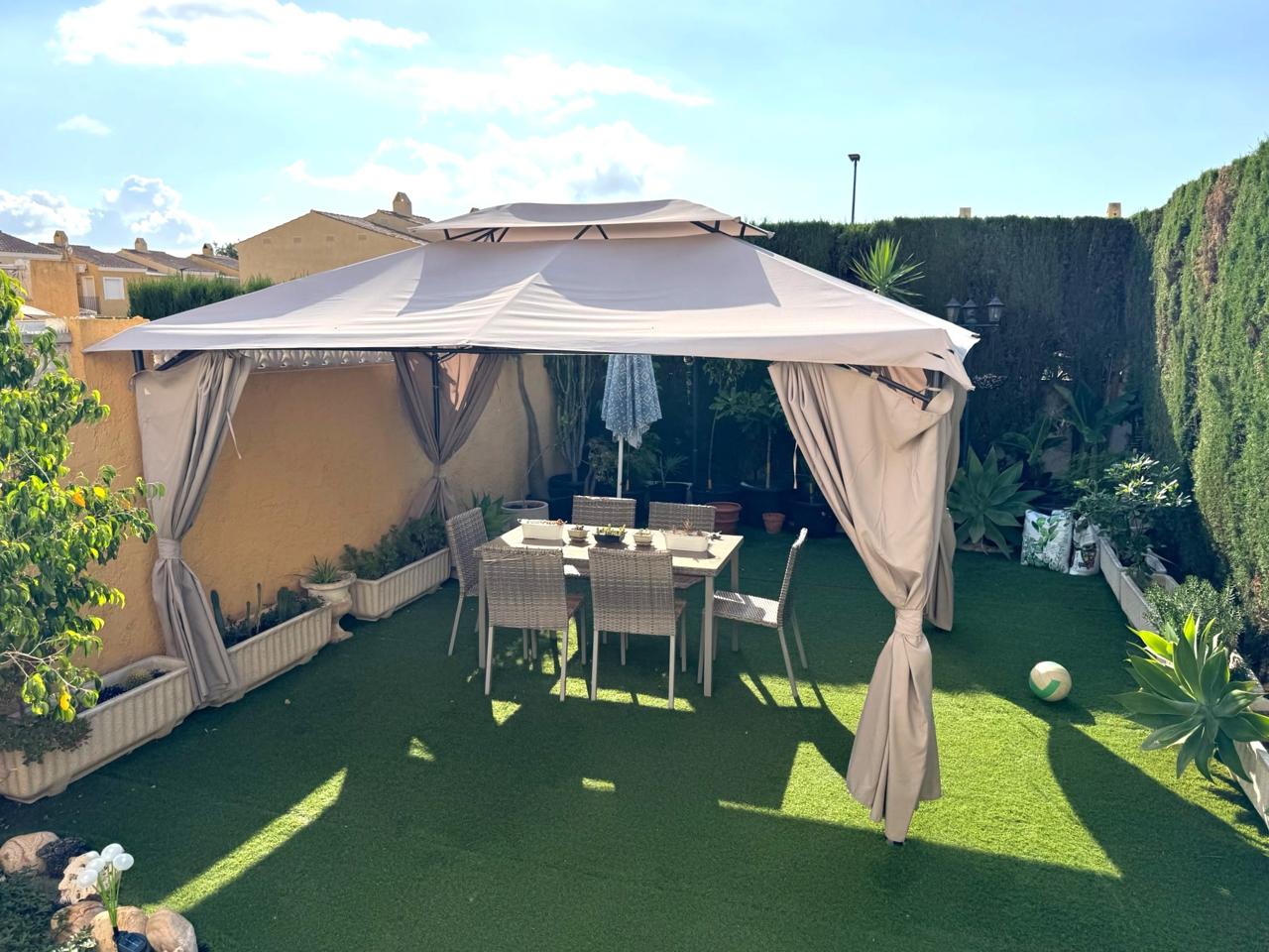Adosado con jardín privado y piscina comunitaria cerca del centro de Alfaz del Pi