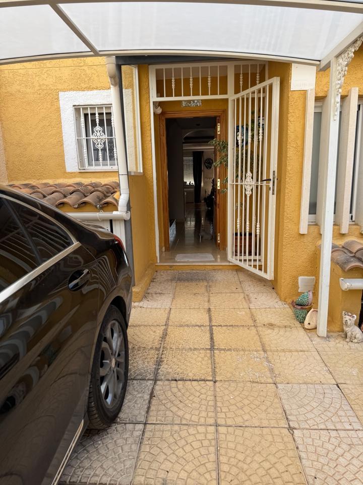 Adosado con jardín privado y piscina comunitaria cerca del centro de Alfaz del Pi