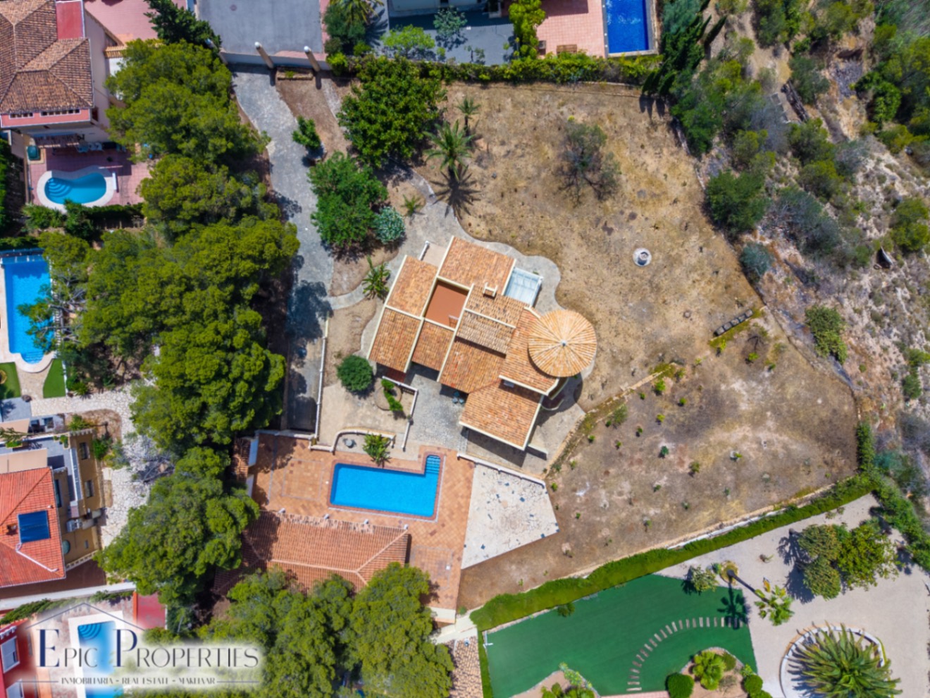Villa con casa de invitados independiente en La Nucía.