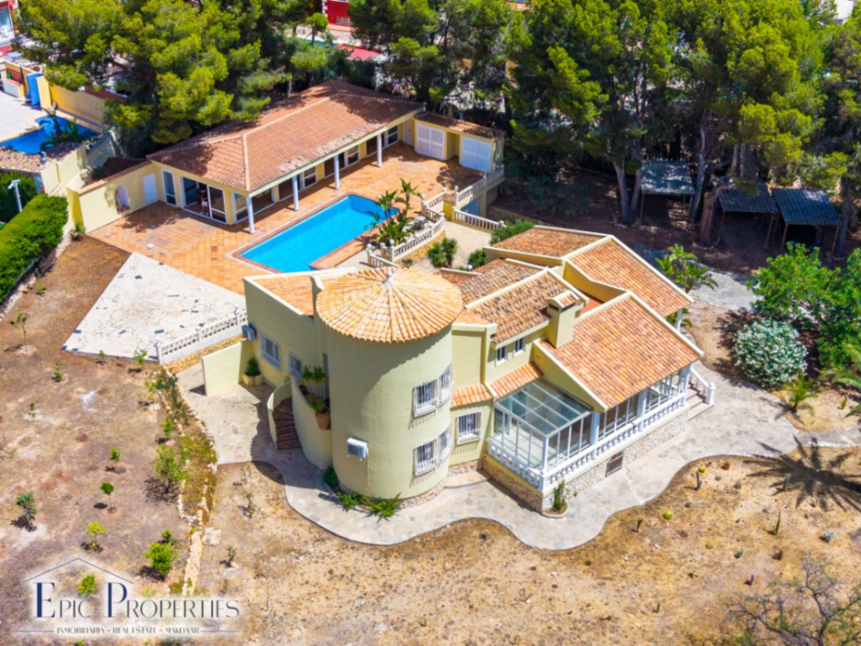 Villa con casa de invitados independiente en La Nucía.
