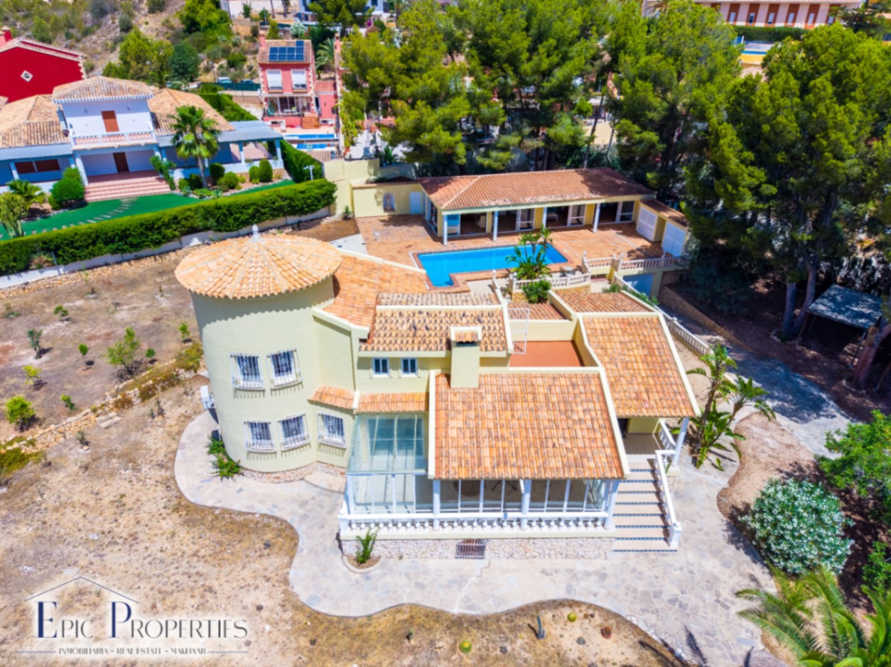 Villa con casa de invitados independiente en La Nucía.