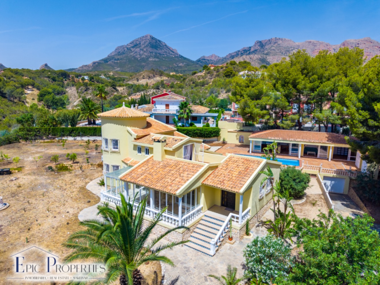 Villa con casa de invitados independiente en La Nucía.