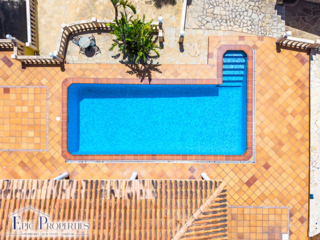 Villa con casa de invitados independiente en La Nucía.