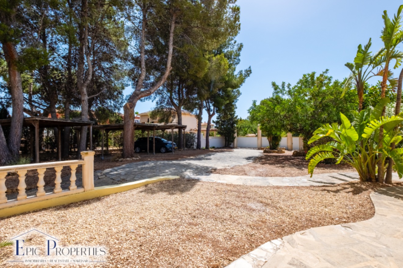 Villa con casa de invitados independiente en La Nucía.
