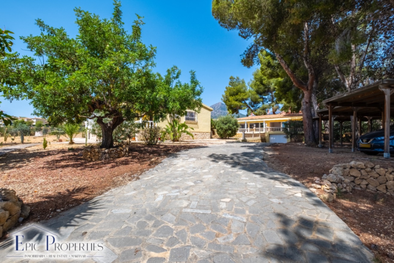 Villa con casa de invitados independiente en La Nucía.