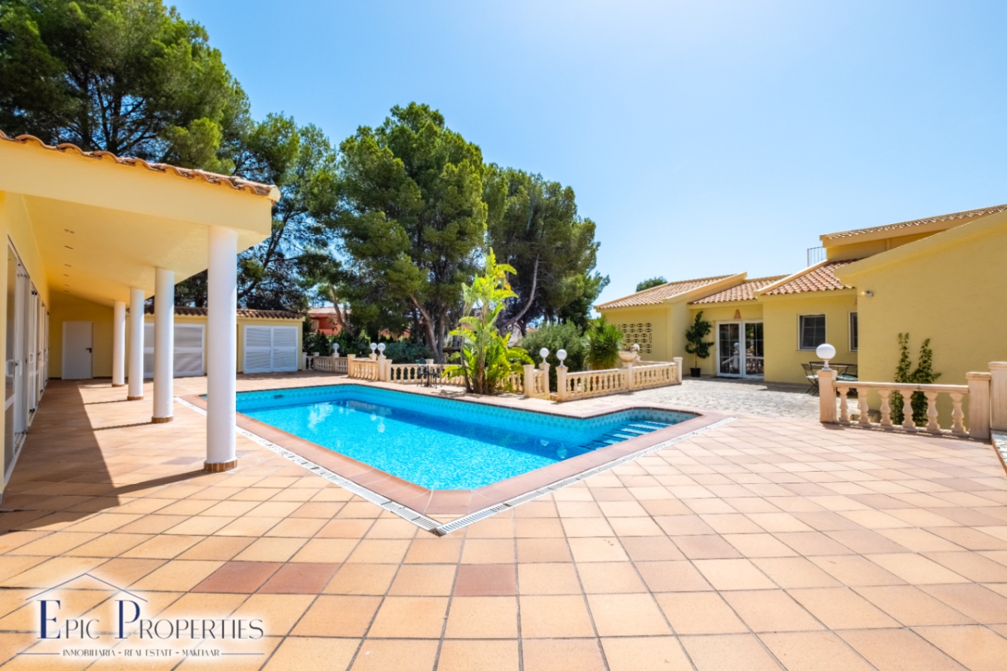 Villa con casa de invitados independiente en La Nucía.