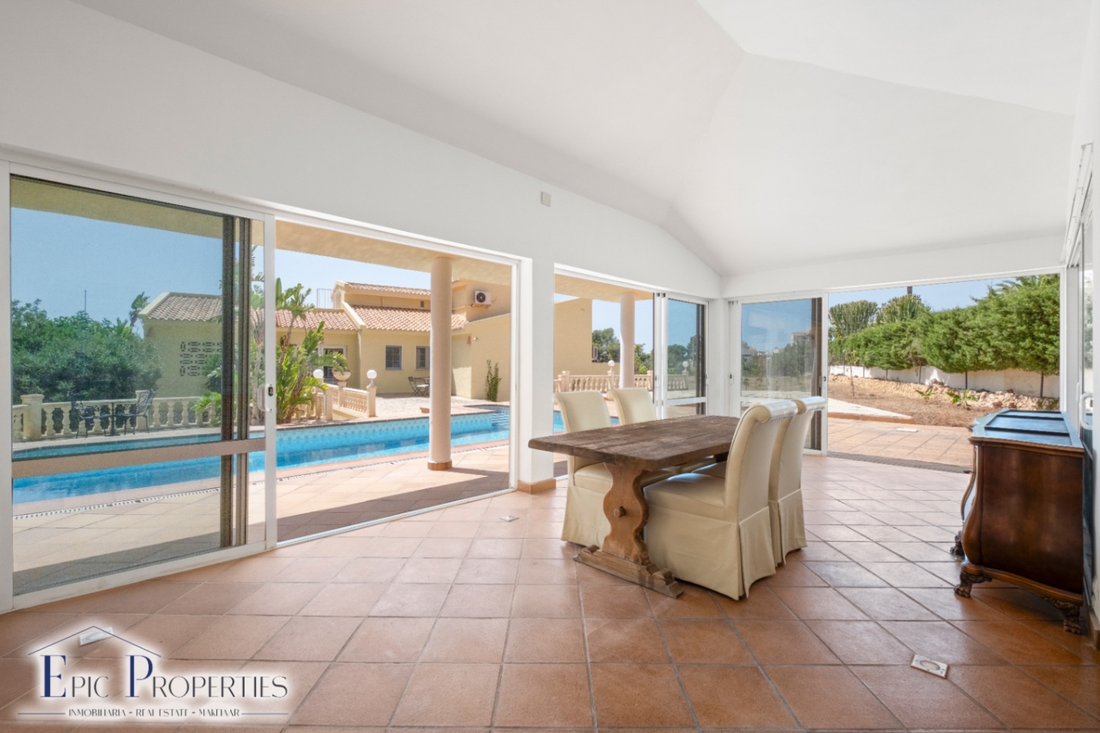 Villa con casa de invitados independiente en La Nucía.