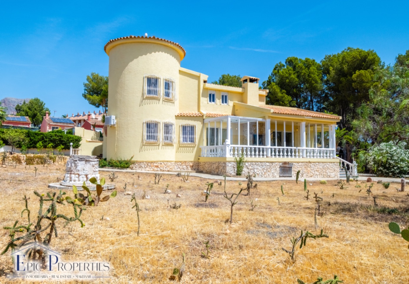 Villa con casa de invitados independiente en La Nucía.