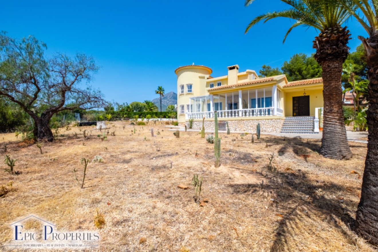 Villa con casa de invitados independiente en La Nucía.