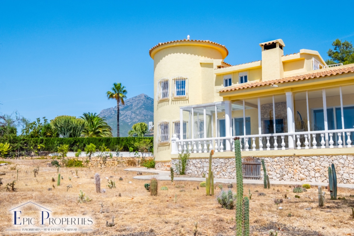 Villa con casa de invitados independiente en La Nucía.