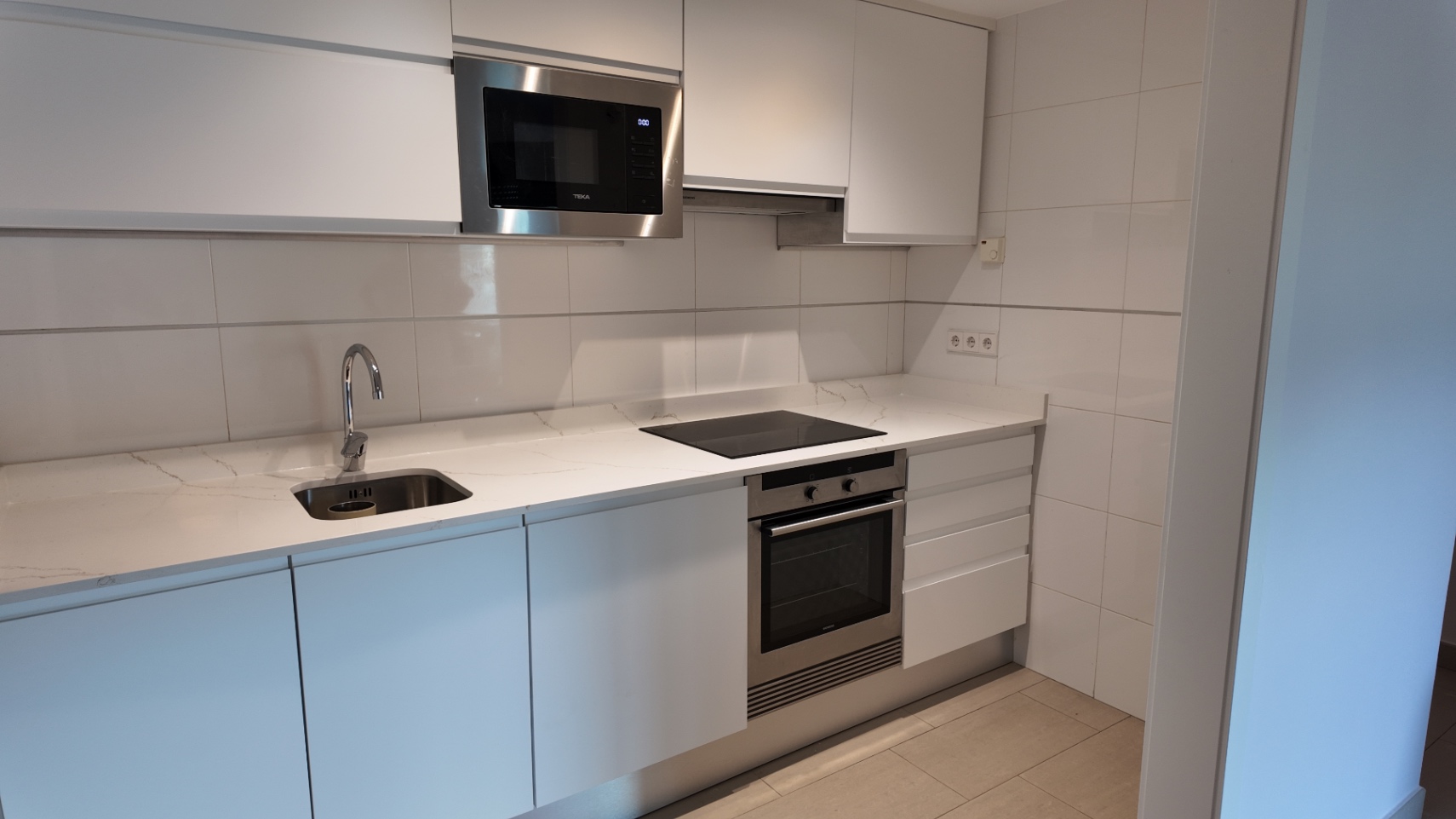 Moderno apartamento en el centro de Albir - Imagen 5