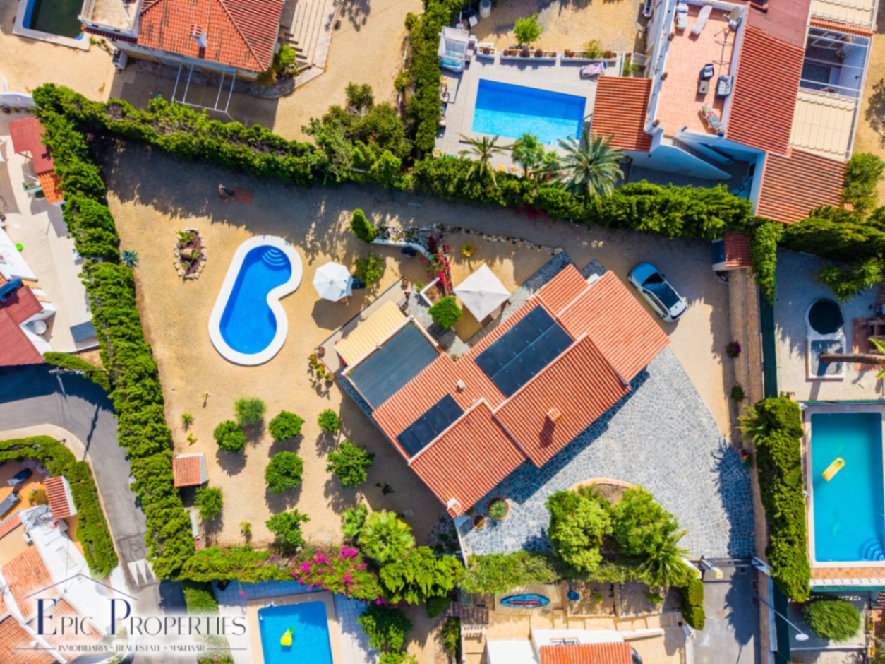 Villa entièrement rénovée avec un appartement d'invités indépendant et des vues panoramiques.