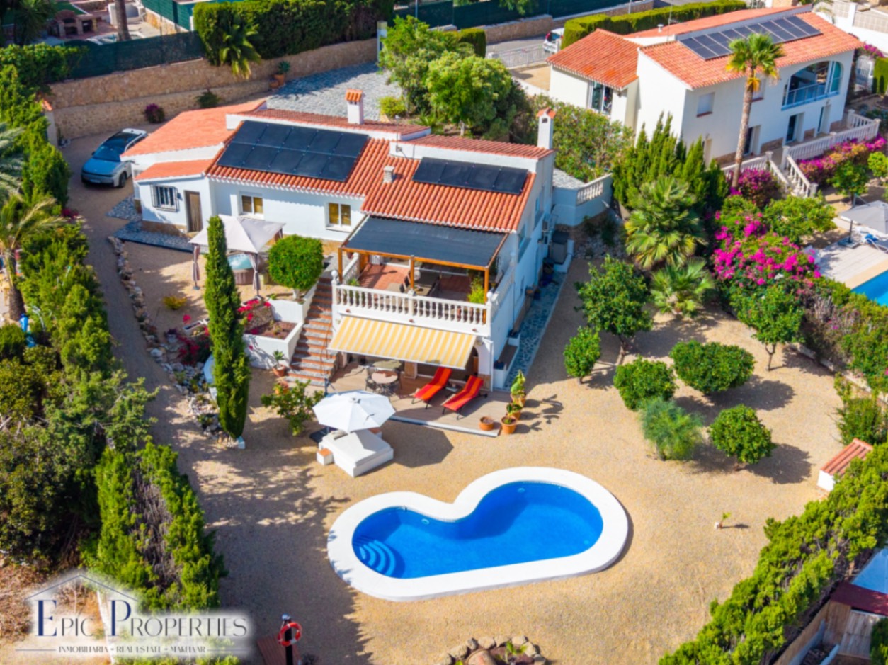 Villa entièrement rénovée avec un appartement d'invités indépendant et des vues panoramiques.