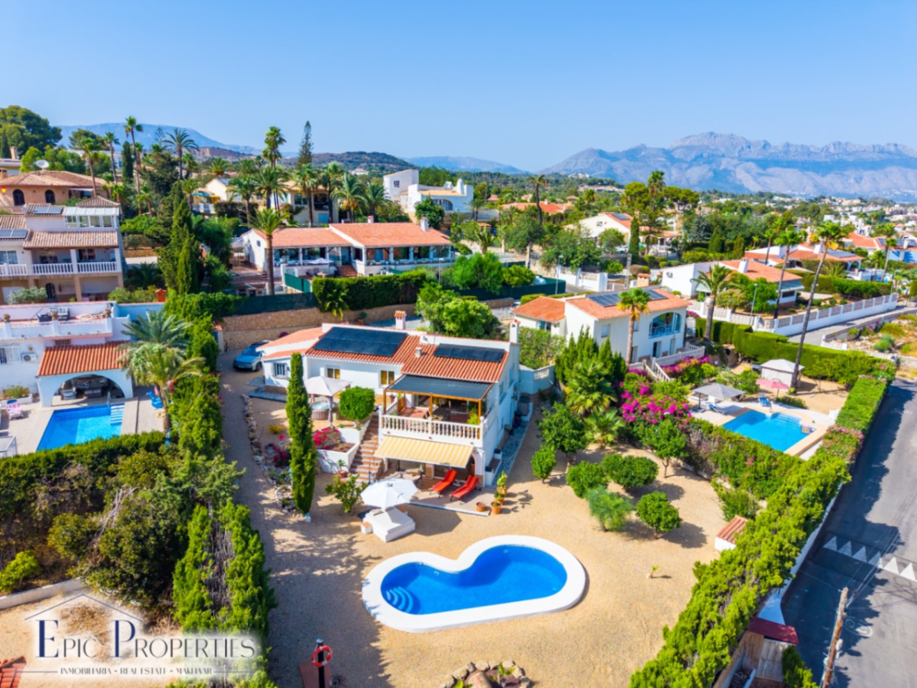 Villa entièrement rénovée avec un appartement d'invités indépendant et des vues panoramiques.