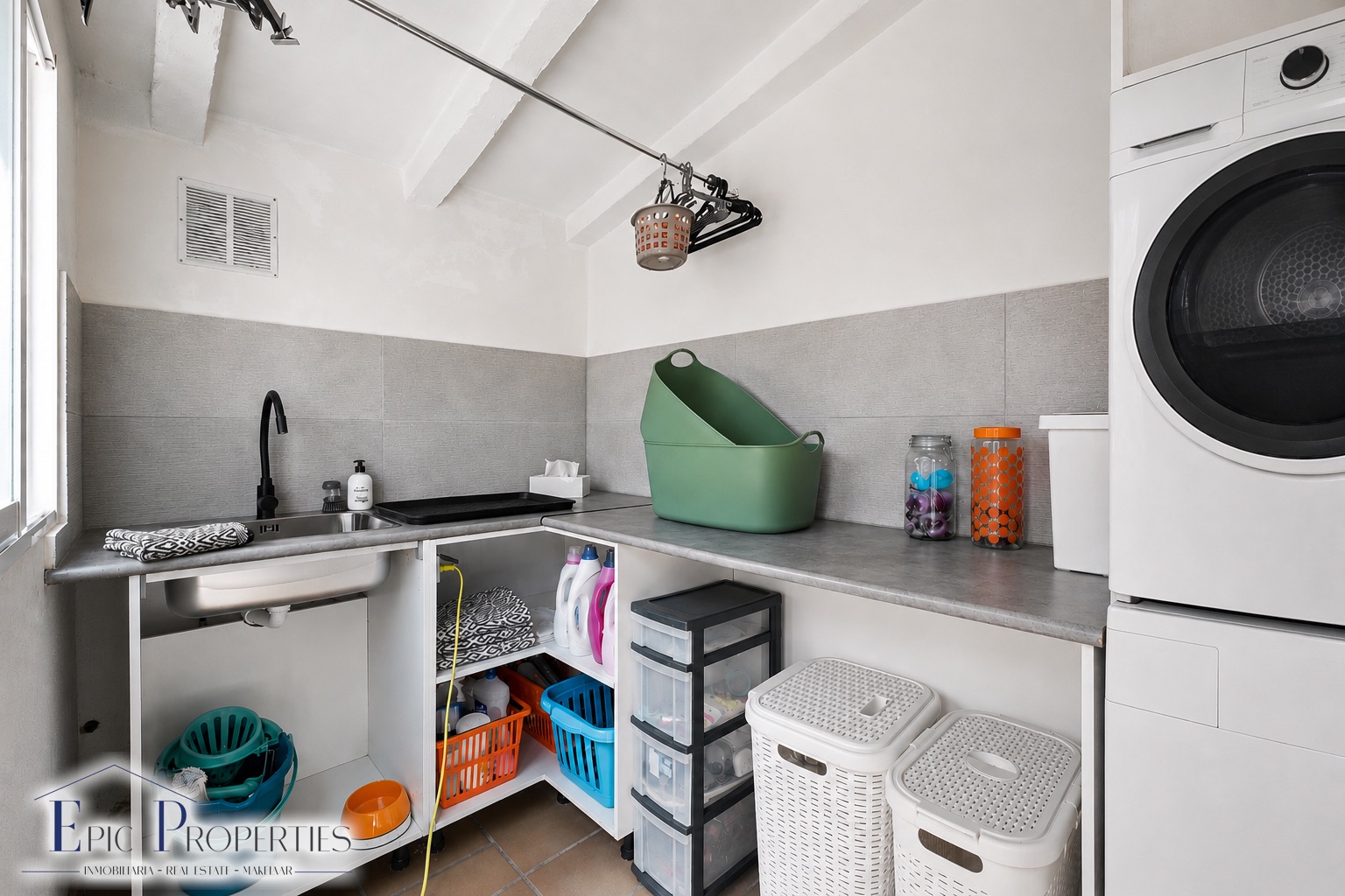 Villa entièrement rénovée avec un appartement d'invités indépendant et des vues panoramiques.