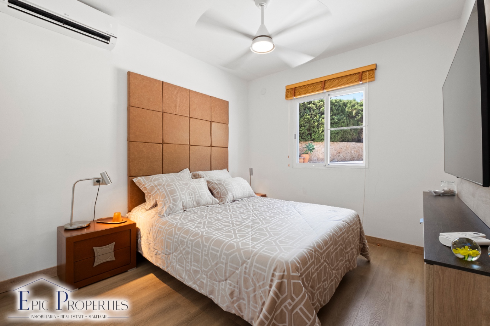 Villa entièrement rénovée avec un appartement d'invités indépendant et des vues panoramiques.