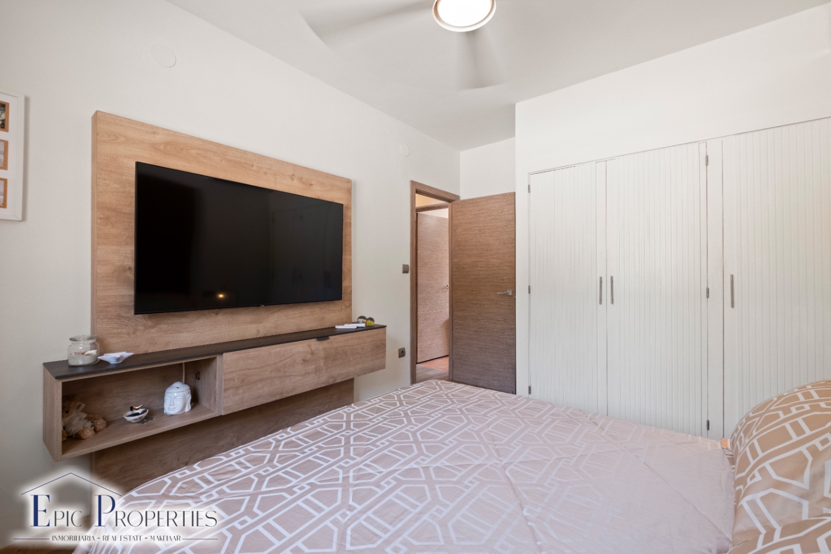 Villa entièrement rénovée avec un appartement d'invités indépendant et des vues panoramiques.
