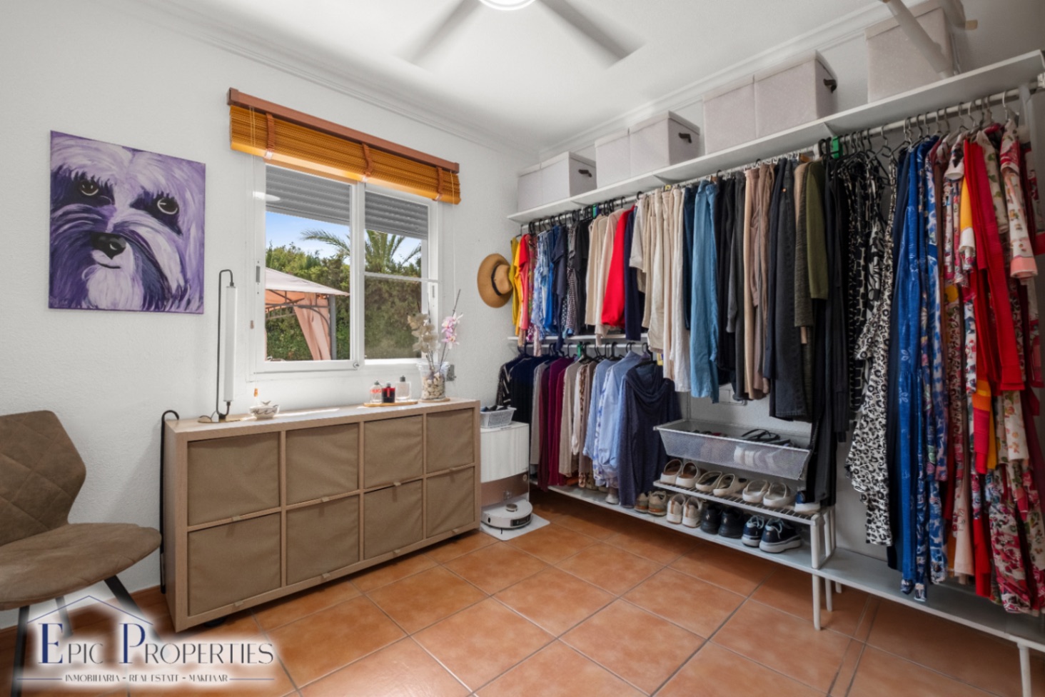 Villa entièrement rénovée avec un appartement d'invités indépendant et des vues panoramiques.