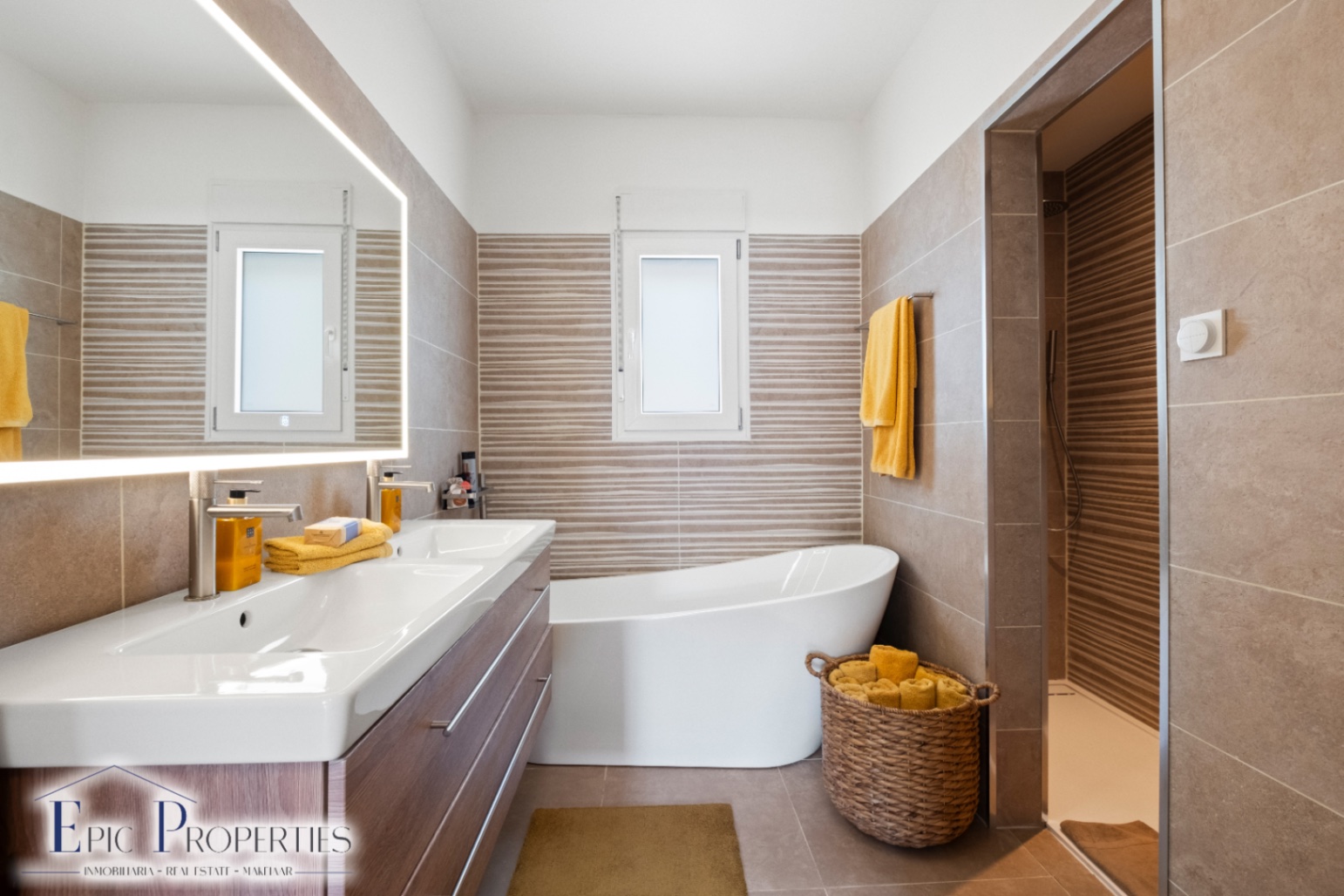 Villa entièrement rénovée avec un appartement d'invités indépendant et des vues panoramiques.