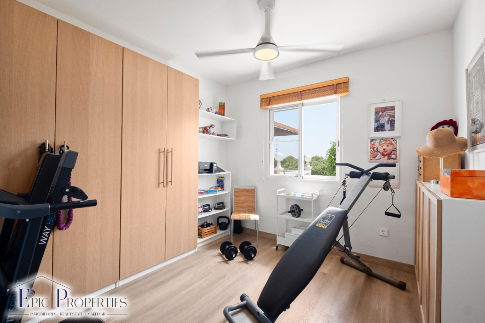 Villa entièrement rénovée avec un appartement d'invités indépendant et des vues panoramiques.