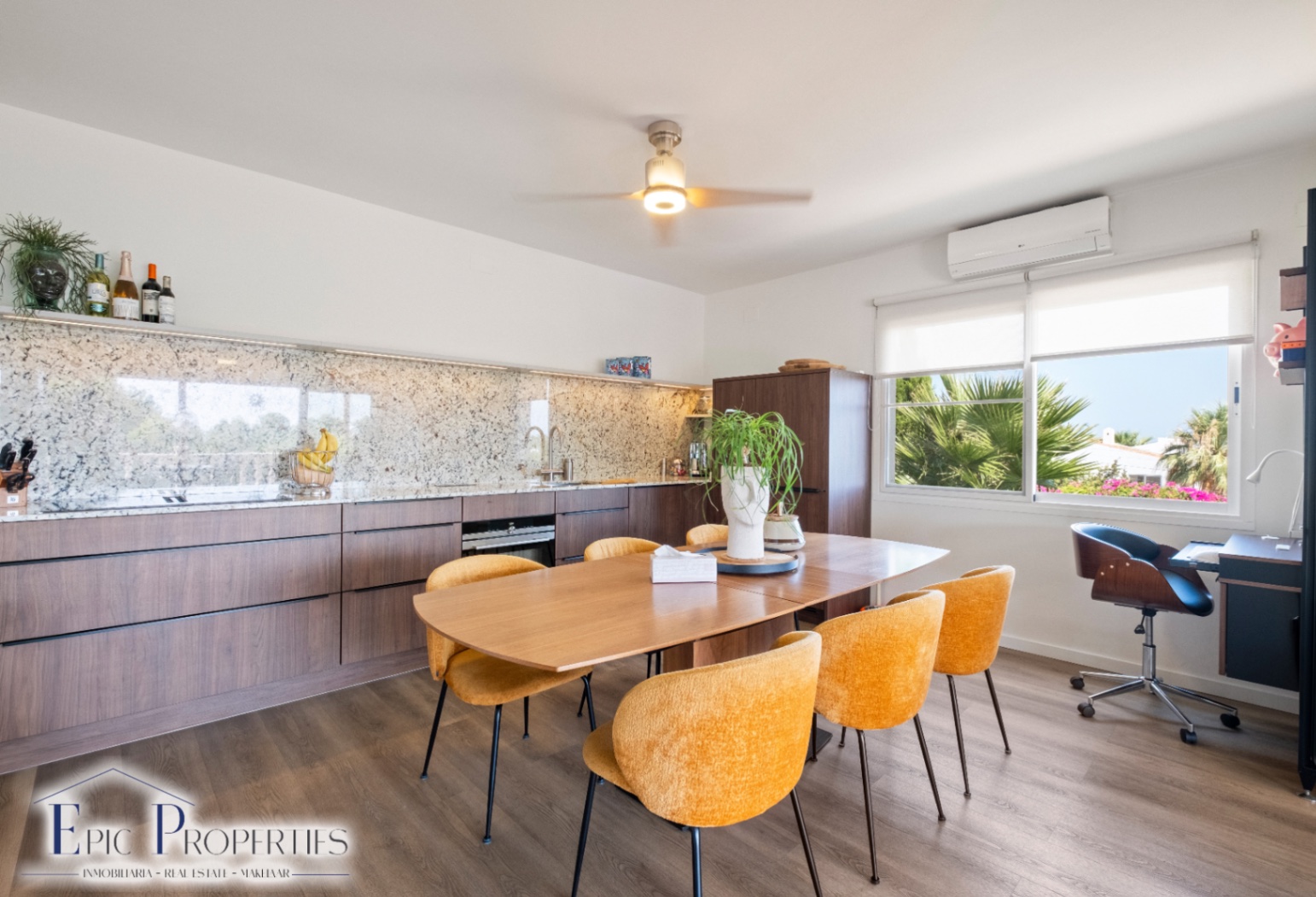 Villa entièrement rénovée avec un appartement d'invités indépendant et des vues panoramiques.