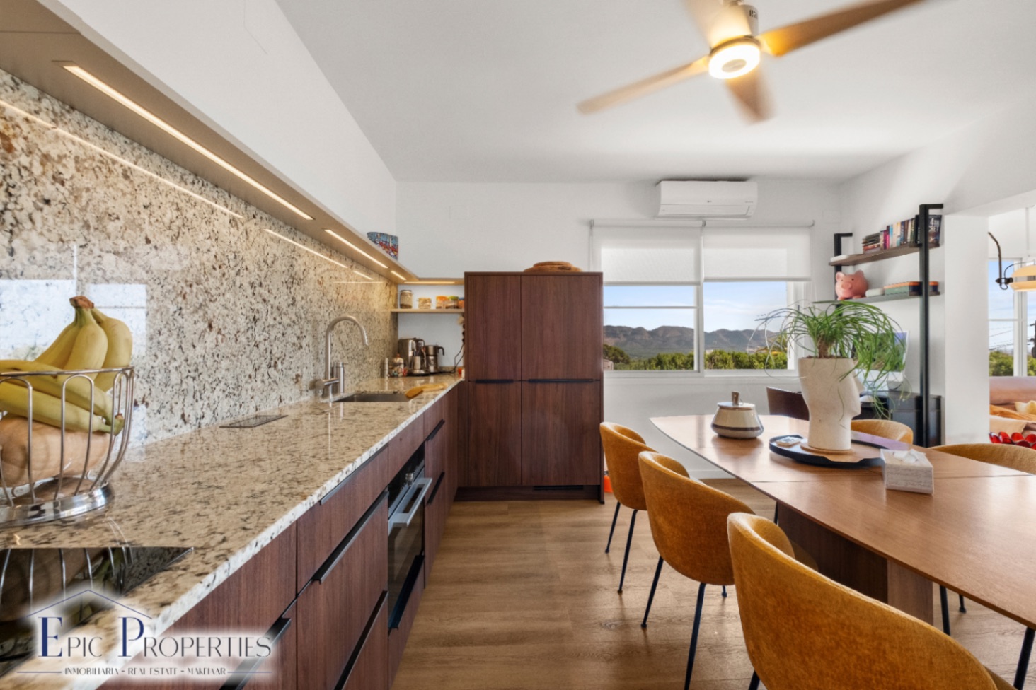 Villa entièrement rénovée avec un appartement d'invités indépendant et des vues panoramiques.