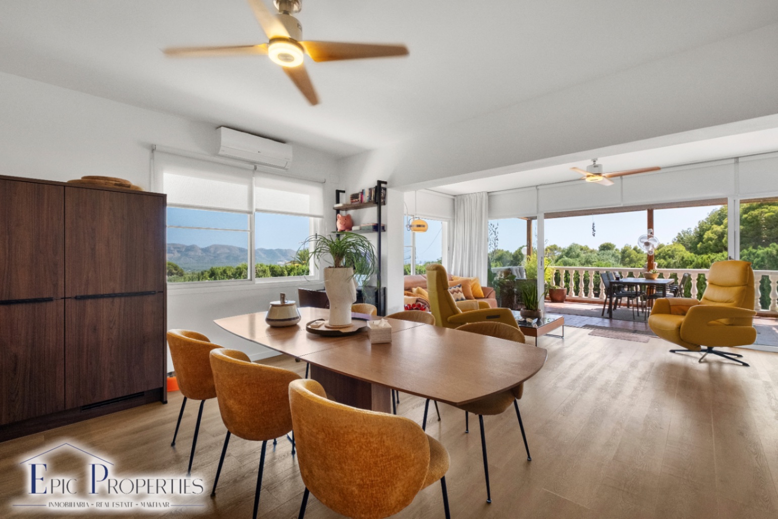 Villa entièrement rénovée avec un appartement d'invités indépendant et des vues panoramiques.