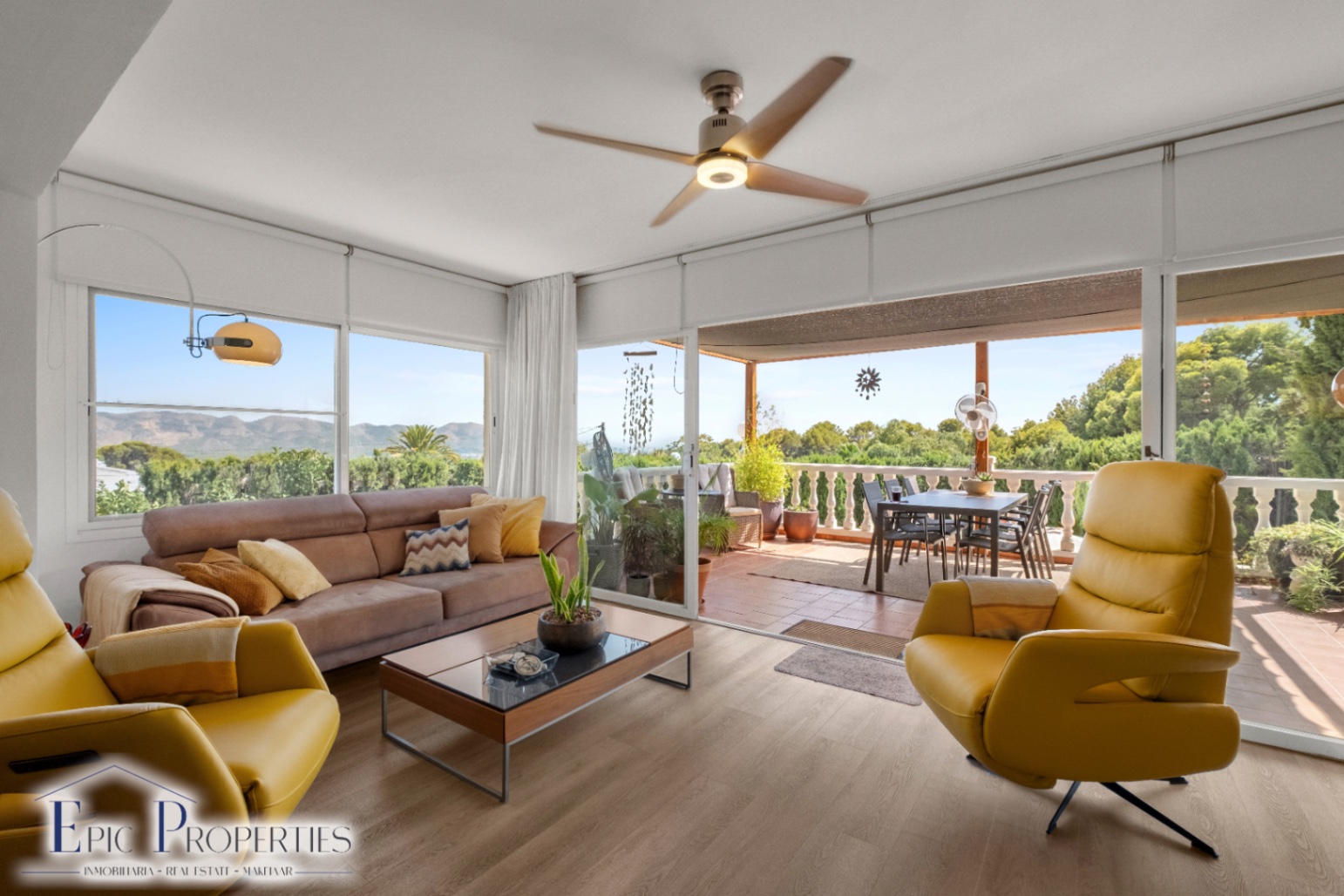 Villa entièrement rénovée avec un appartement d'invités indépendant et des vues panoramiques.