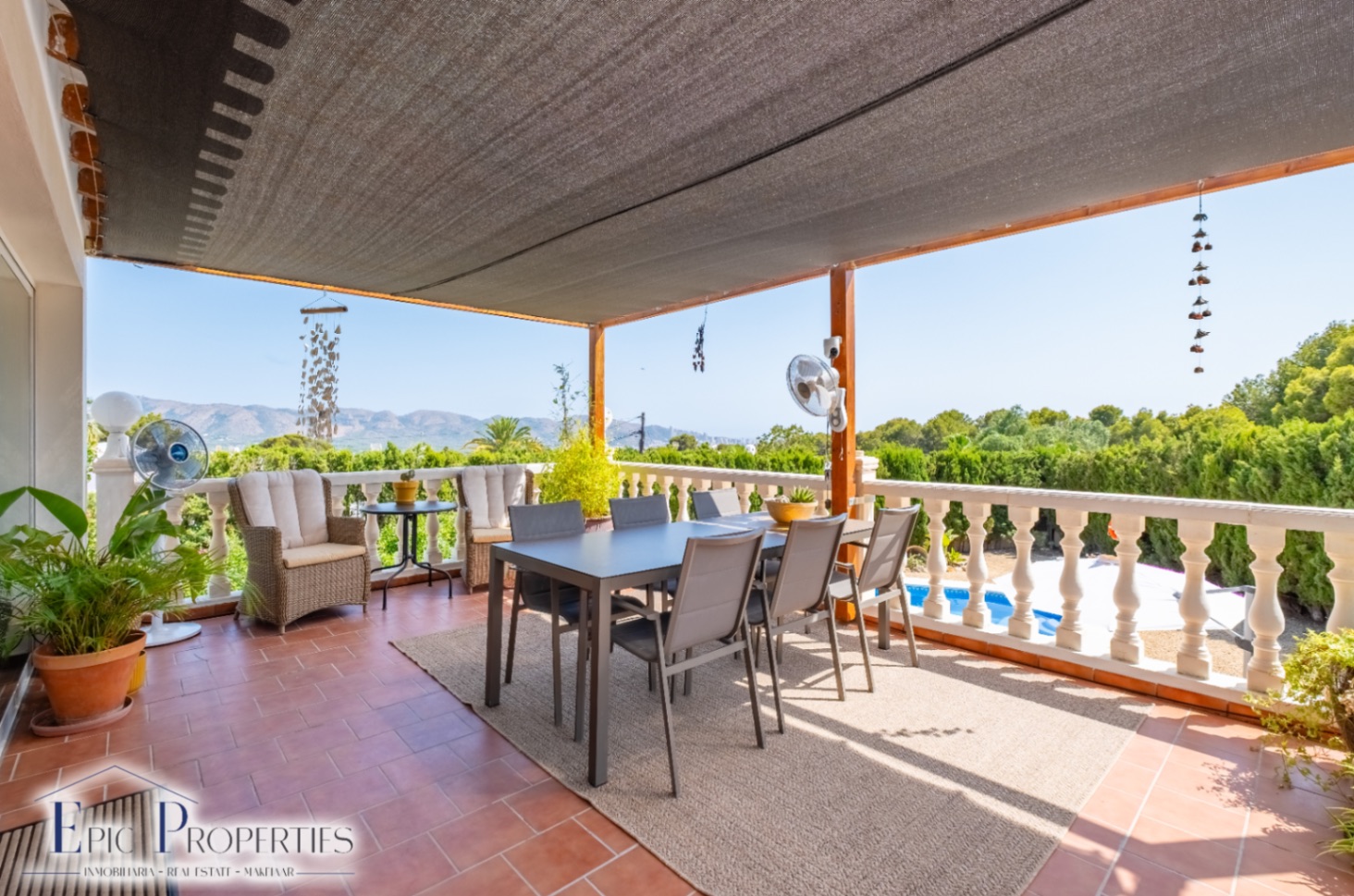 Villa entièrement rénovée avec un appartement d'invités indépendant et des vues panoramiques.