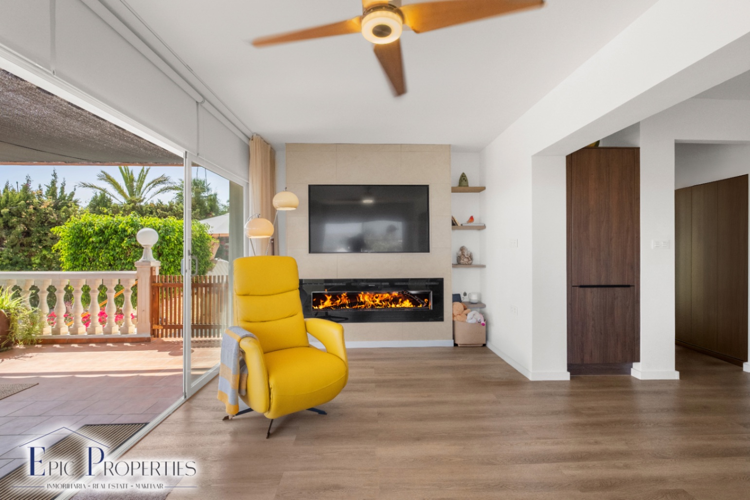 Villa entièrement rénovée avec un appartement d'invités indépendant et des vues panoramiques.