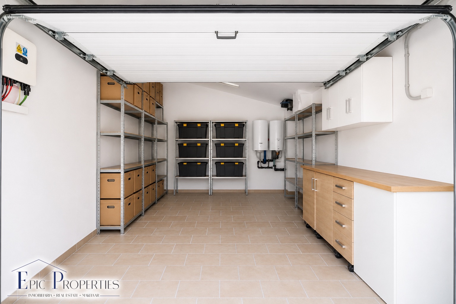 Villa entièrement rénovée avec un appartement d'invités indépendant et des vues panoramiques.