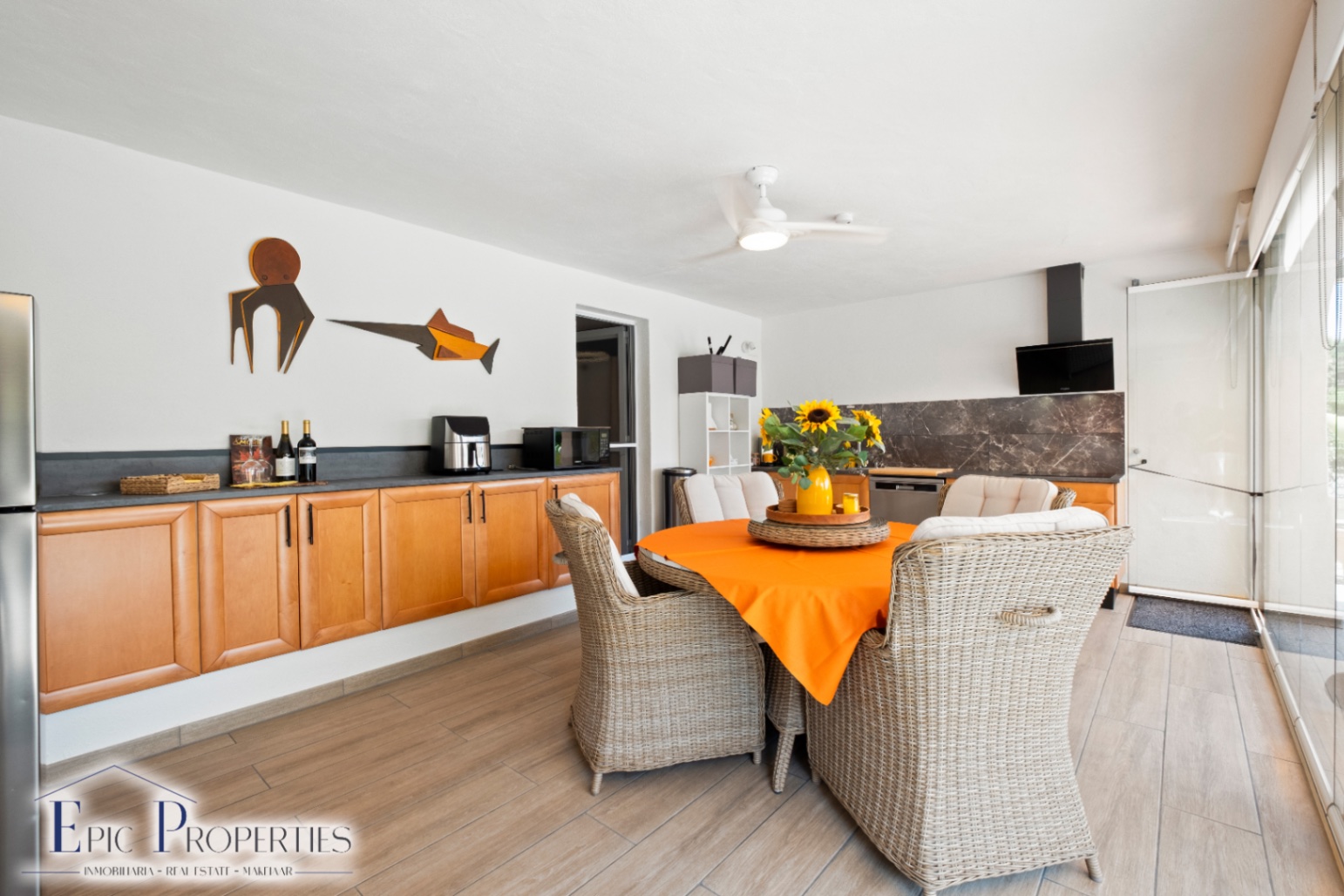 Villa entièrement rénovée avec un appartement d'invités indépendant et des vues panoramiques.