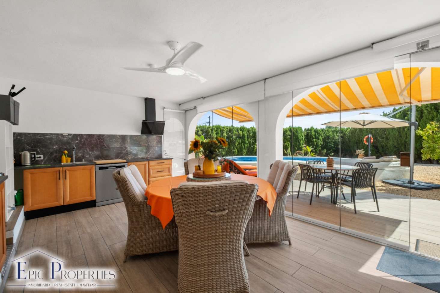 Villa entièrement rénovée avec un appartement d'invités indépendant et des vues panoramiques.