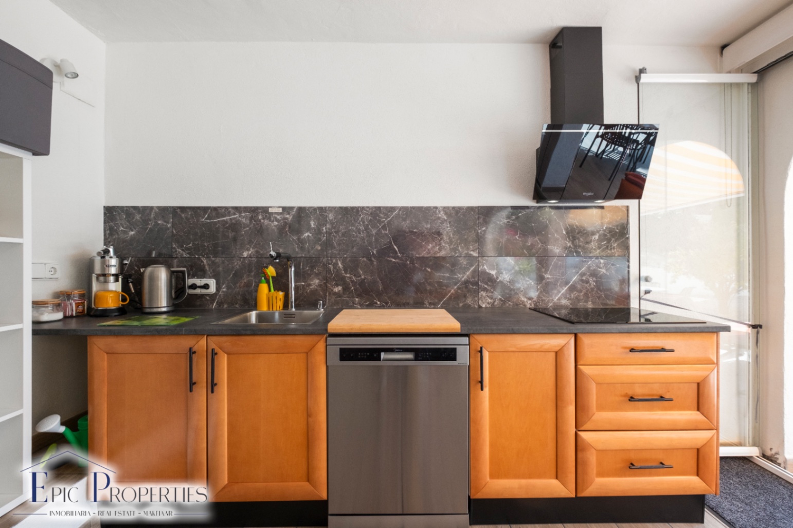 Villa entièrement rénovée avec un appartement d'invités indépendant et des vues panoramiques.